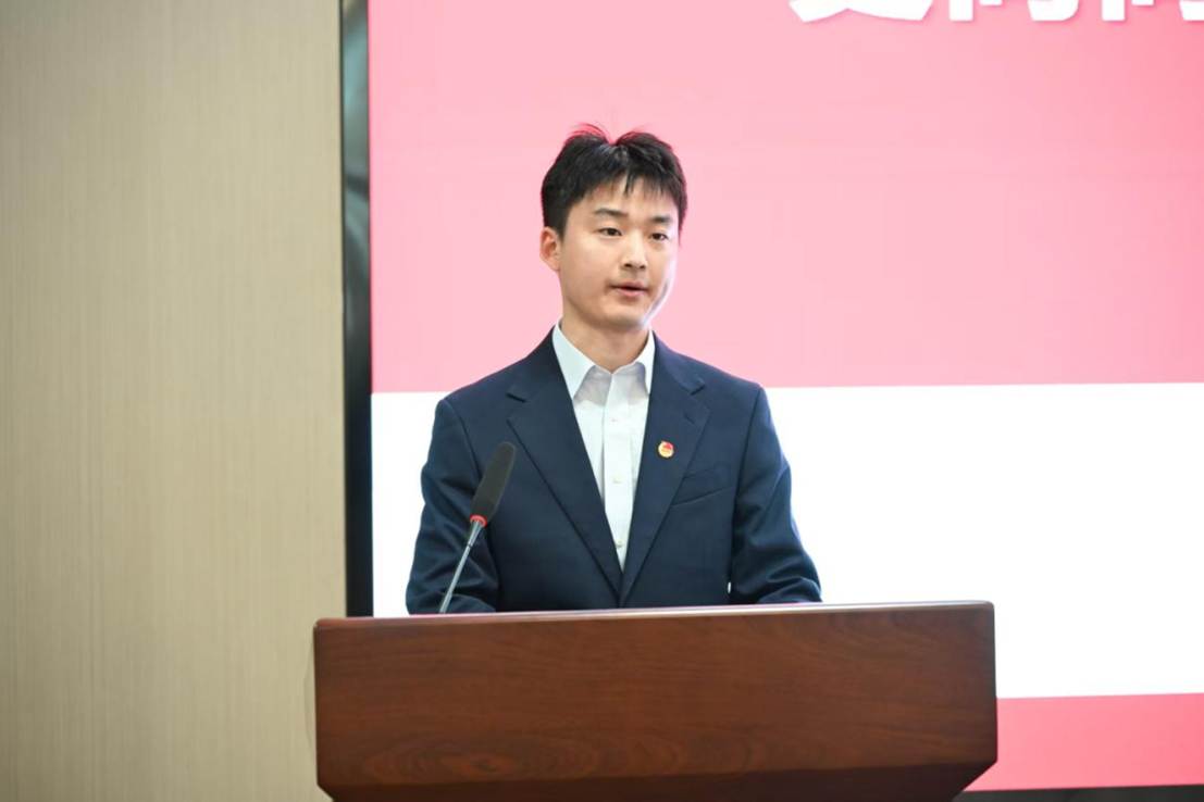 穿着西装笔挺的男子与配字 AI 生成的内容可能不正确。