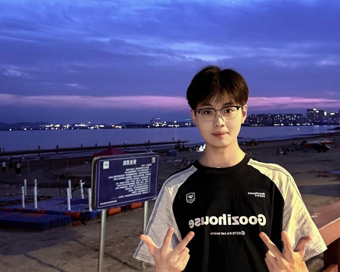 男孩站在沙滩上 AI 生成的内容可能不正确。