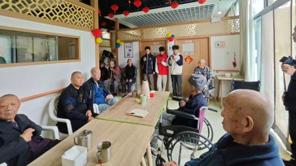 一群人在餐厅里吃桌子上 AI 生成的内容可能不正确。